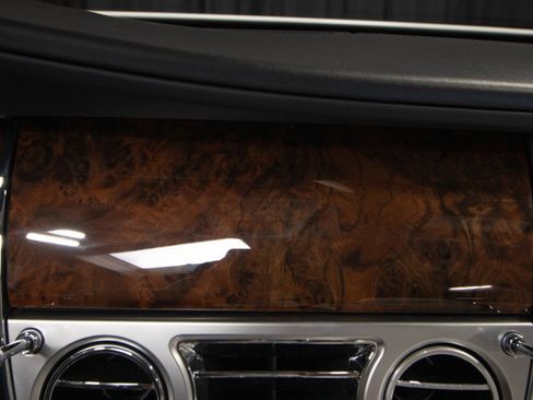 Used 2017 Rolls-Royce Dawn image 27