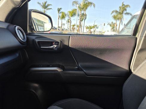 Used 2022 Toyota Tacoma TRD Sport image 18