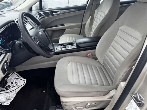 Used 2017 Ford Fusion SE w/ Fusion SE Technology Package image 20