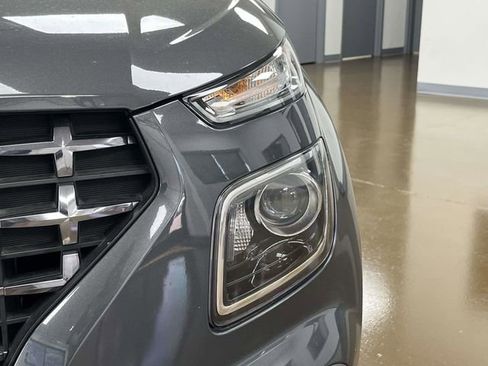 Used 2025 Hyundai Venue SEL FWD image 11