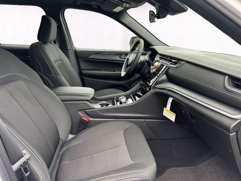 New 2025 Jeep Grand Cherokee Laredo X w/ Luxury Tech Group I image 15