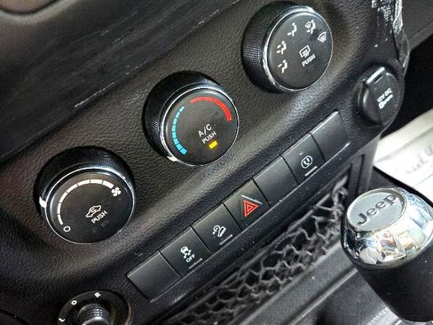 Used 2016 Jeep Wrangler Unlimited Sahara w/ Connectivity Group image 23