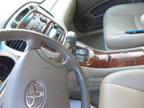 Used 2005 Toyota Highlander 4WD V6 w/ 3rd Row image 25