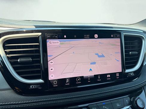Used 2021 Chrysler Pacifica Touring-L w/ Uconnect Theater Family Group FWD image 12