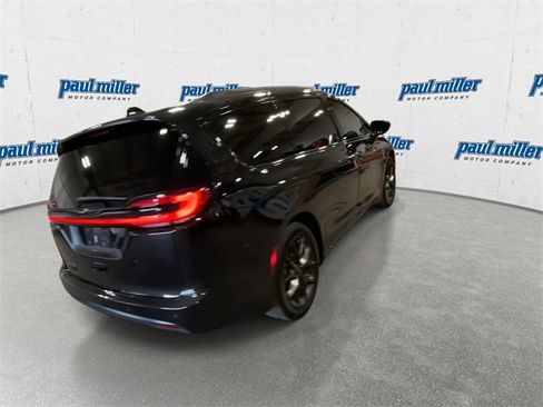 Used 2023 Chrysler Pacifica Touring-L w/ S Appearance Package image 13
