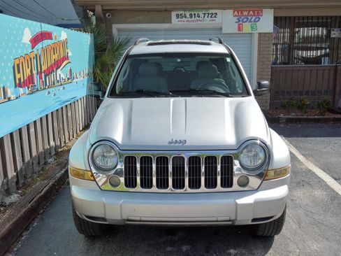 Used 2005 Jeep Liberty Limited image 2