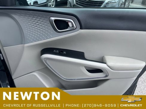 Used 2025 Kia Soul LX w/ LX Technology Package FWD image 25