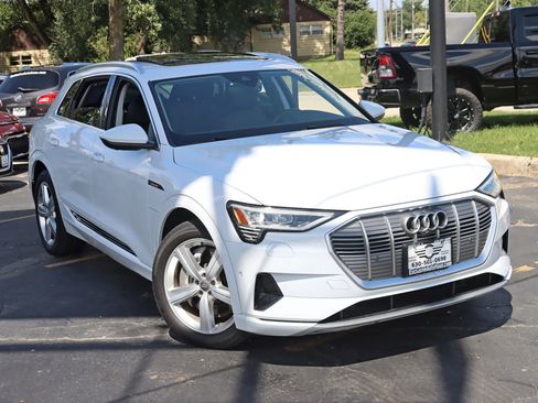 Used 2019 Audi e-tron Premium Plus image 7