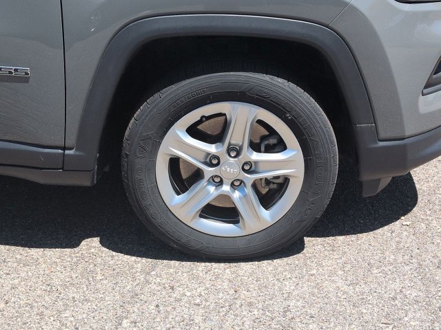 Used 2024 Jeep Compass Latitude w/ Convenience Group AWD/4WD image 10