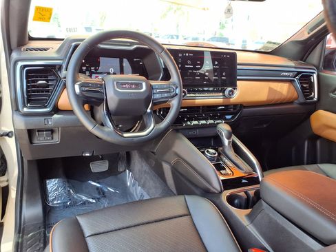 Used 2024 GMC Canyon AT4 w/ AT4 Premium Package AWD/4WD image 8