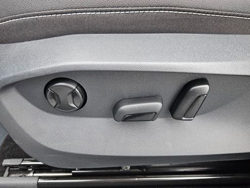 Used 2024 Volkswagen Taos SE image 12