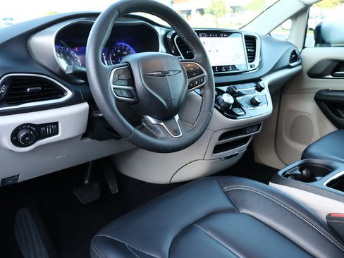 Used 2024 Chrysler Pacifica Touring-L FWD image 3