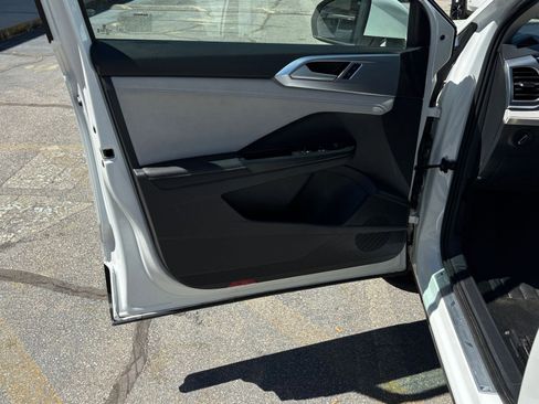 Used 2025 Volkswagen Taos SE image 18