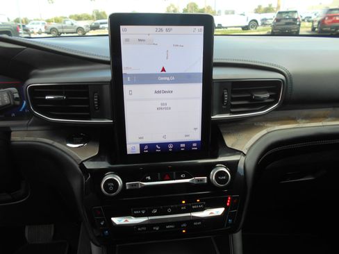 Used 2022 Ford Explorer Platinum w/ Equipment Group 601A image 3