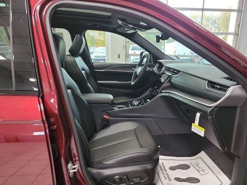 New 2025 Jeep Grand Cherokee L Limited w/ Black Appearance Package AWD/4WD image 11