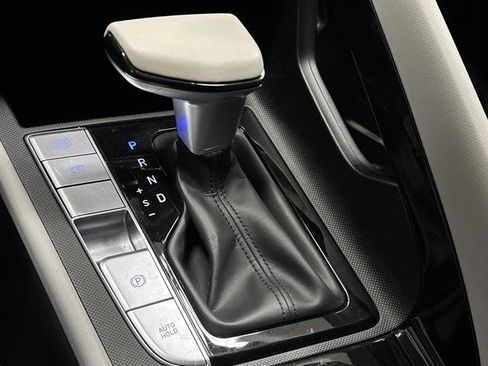 Used 2023 Hyundai Elantra Limited image 21