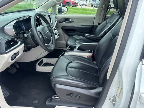 Used 2023 Chrysler Pacifica Touring-L FWD image 16