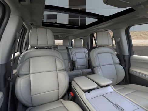 New 2026 Lincoln Navigator L Reserve w/ Jet Appearance Package AWD/4WD image 10