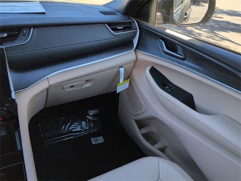 New 2025 Jeep Grand Cherokee Limited image 16