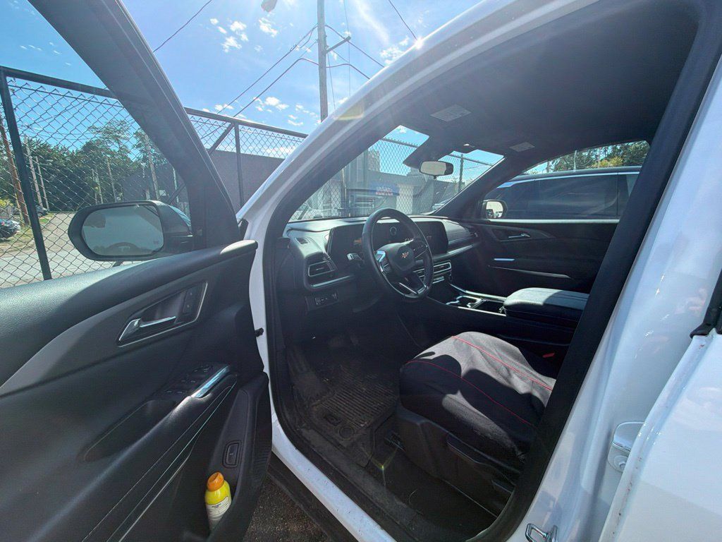 Used 2024 Chevrolet Traverse LS FWD image 10