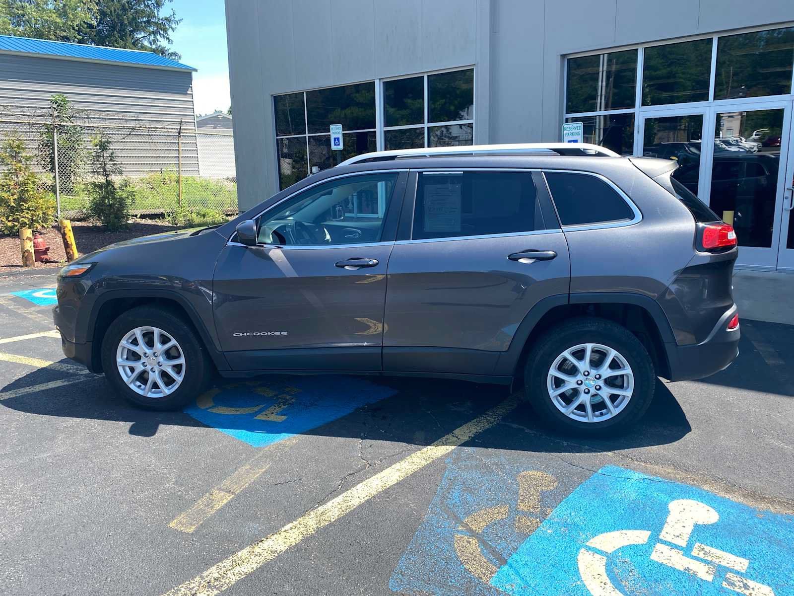 Used 2017 Jeep Cherokee Latitude w/ Cold Weather Group AWD/4WD image 11