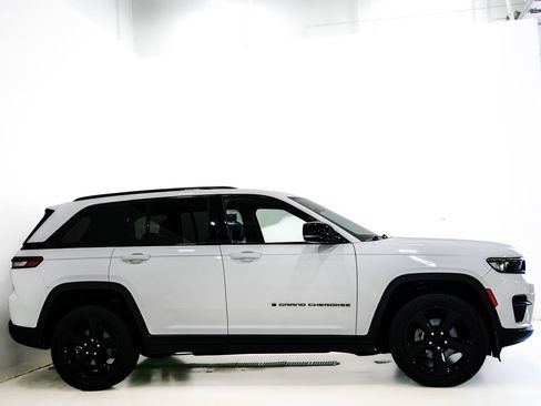 Used 2023 Jeep Grand Cherokee Altitude AWD/4WD image 4