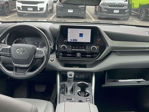 Used 2024 Toyota Highlander XLE image 30