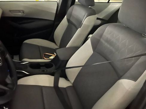 Used 2021 Toyota Highlander LE AWD/4WD image 9