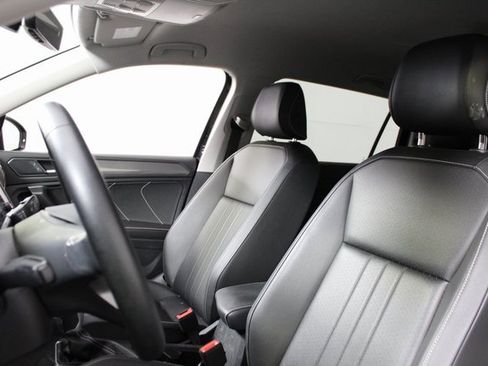 Used 2023 Volkswagen Tiguan SE image 14