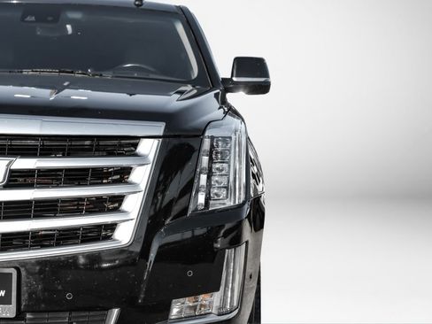 Used 2018 Cadillac Escalade Luxury RWD image 47