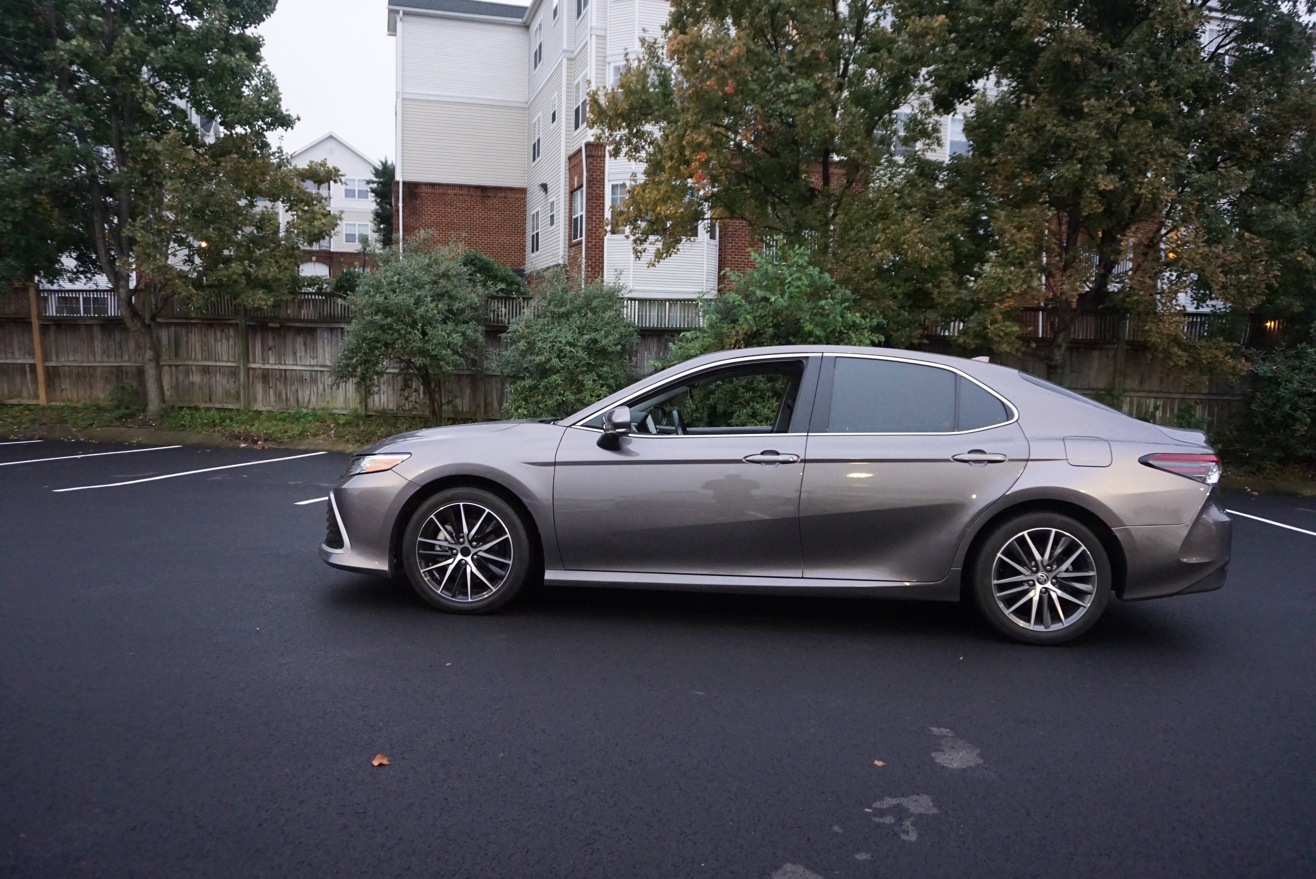 Used 2022 Toyota Camry XLE w/ Cold Weather Package FWD image 5