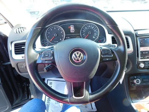 Used 2016 Volkswagen Touareg Sport image 28