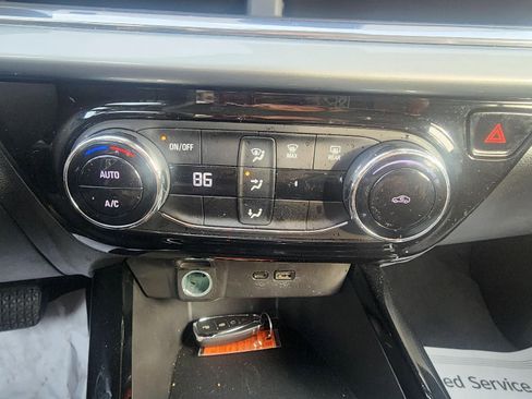 Used 2025 Chevrolet Trax LT image 21