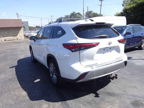 Used 2021 Toyota Highlander Platinum image 4
