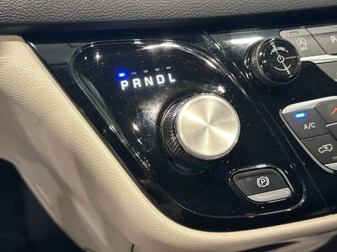 Used 2024 Chrysler Pacifica Touring-L FWD image 24