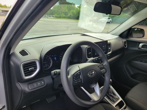 Used 2021 Hyundai Venue SE FWD image 25