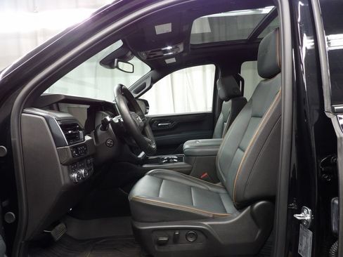 Used 2025 GMC Yukon XL AT4 AWD/4WD image 9