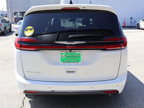 New 2026 Chrysler Pacifica Select FWD image 4