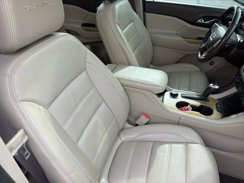 Used 2018 GMC Acadia Denali w/ Technology Package FWD image 9