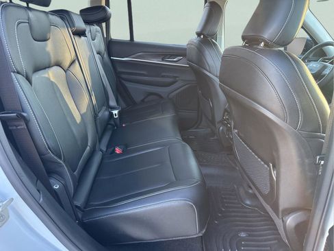 Used 2024 Jeep Grand Cherokee Limited w/ Black Appearance Package image 11