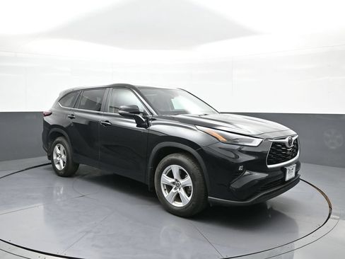 Certified 2025 Toyota Highlander LE AWD/4WD image 4
