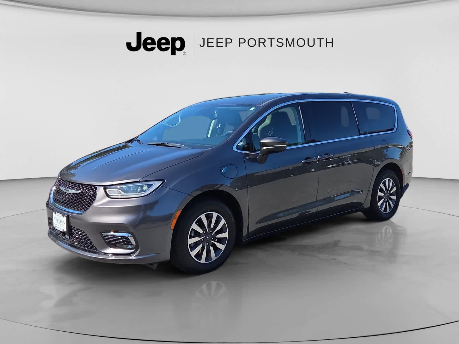 Used 2023 Chrysler Pacifica Touring-L FWD image 3