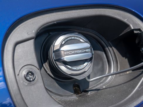 Certified 2024 Porsche Macan AWD/4WD image 21
