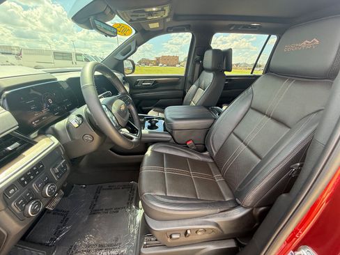 Used 2025 Chevrolet Suburban High Country AWD/4WD image 9
