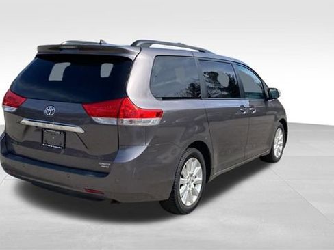 Used 2014 Toyota Sienna Limited w/ Limited Premium Package image 9