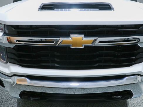 Used 2024 Chevrolet Silverado 2500 LT AWD/4WD image 4
