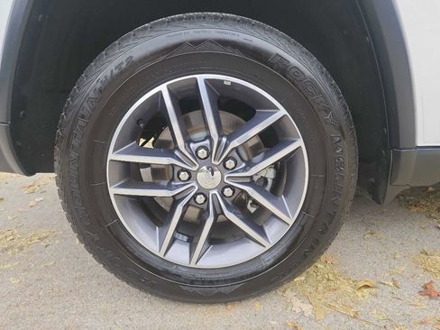 Used 2018 Jeep Grand Cherokee Limited RWD image 12