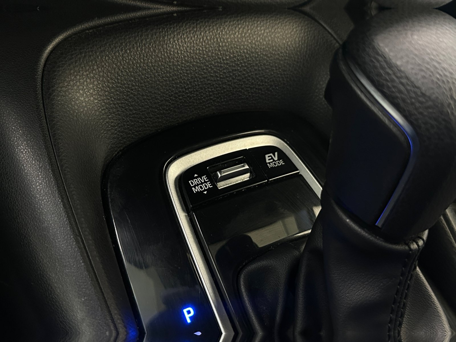 Used 2025 Toyota Corolla SE w/ SE Premium Package FWD image 23
