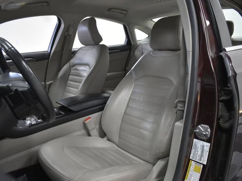 Used 2017 Ford Fusion SE w/ Fusion SE Technology Package image 11