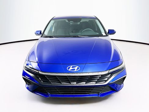 Used 2024 Hyundai Elantra SEL image 2